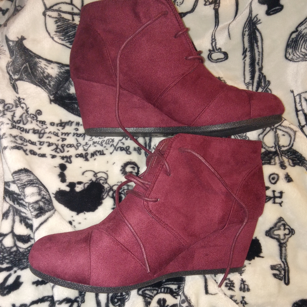 NWOT Dream Pairs Suede Lace Up Wedge Heel Booties Merlot Size 11